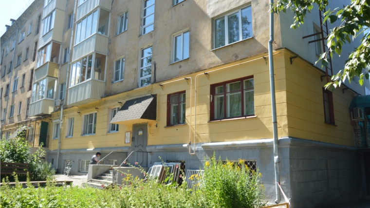 Подрядная организация проводит капитальный ремонт фасада жилого дома № 39 по проспекту Ленина в Чебоксарах
